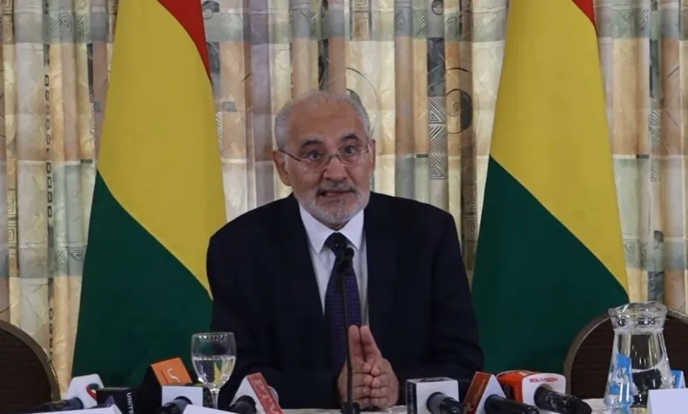 Carlos Mesa, integrante del bloque de unidad de la oposición, brinda conferencia de prensa. Foto: Facebook de Carlos Mesa