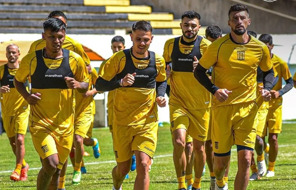 Jugadores del Tigre durante el entrenamiento del martes en el estadio Rafael Mendoza de Achumani. Foto: club The Strongest