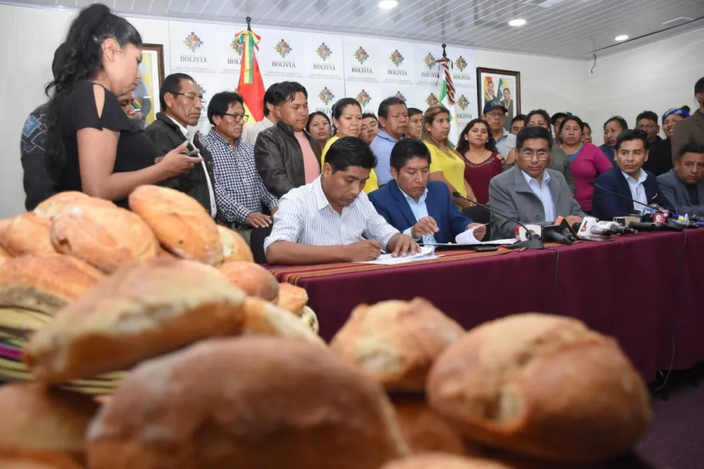 Autoridades de Gobierno y representantes de los panificadores firman el acuerdo. Foto: APG