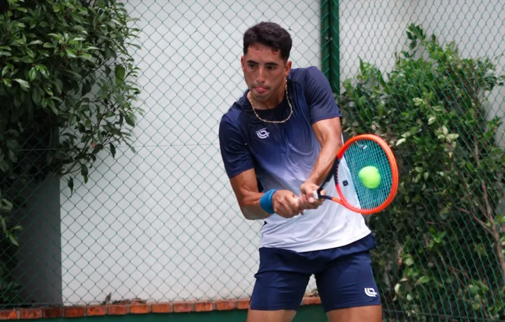 Dellien golpea la pelota. Foto: Murkel Dellien.