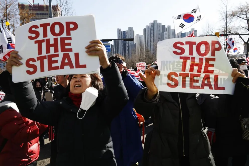 Partidarios del presidente destituido de Corea del Sur, Yoon Suk Yeol, protestan por su detención. Foto: EFE