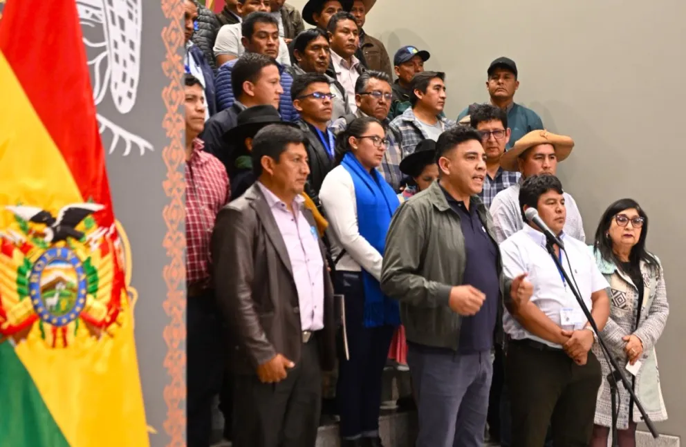 Autoridades y representantes de Chuquisaca tras la cita con Arce. Foto: Página de Facebook Lucho Arce