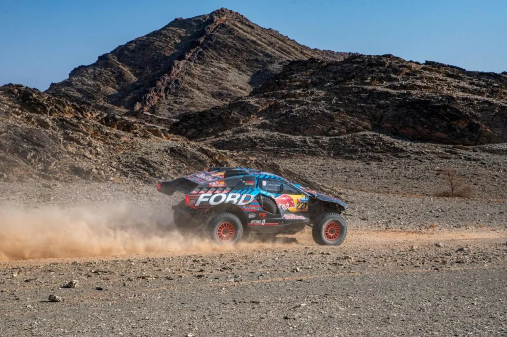 El español Nani Roma sorprendió con su triunfo en los coches del Dakar. Foto: EFE.