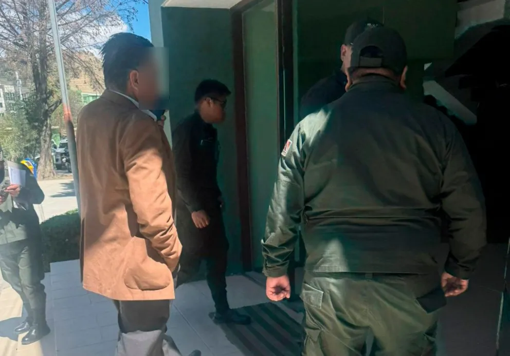 Uno de los agresores ingresa a las instalaciones de la Policía. Foto: Policía Boliviana