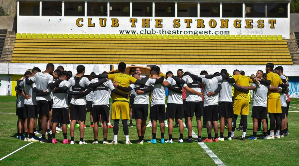 Los jugadores y los miembros del flamante cuerpo técnico reunidos antes de iniciar el entrenamiento matinal del miércoles. Foto: club The Strongest