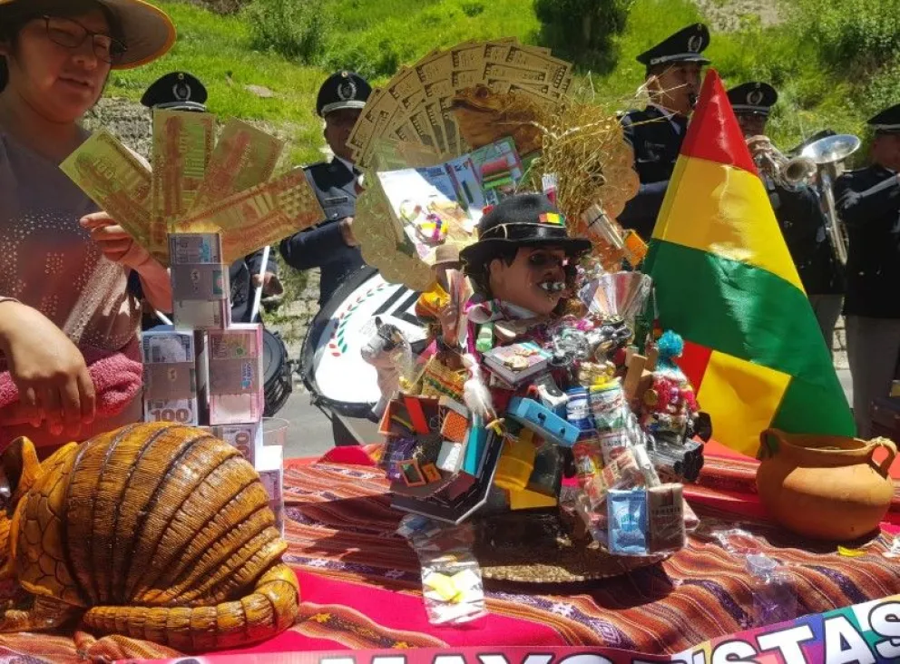 El Ekeko, el personaje principal de la feria de Alasita, se vende al por mayor. Foto: Prensa Javier Escalier
