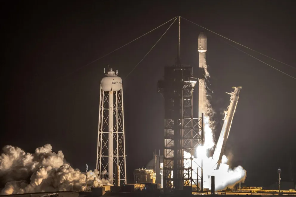 El despegue de la misión Blue Ghost 1, a bordo de un cohete Falcon 9 de SpaceX. Foto: EFE