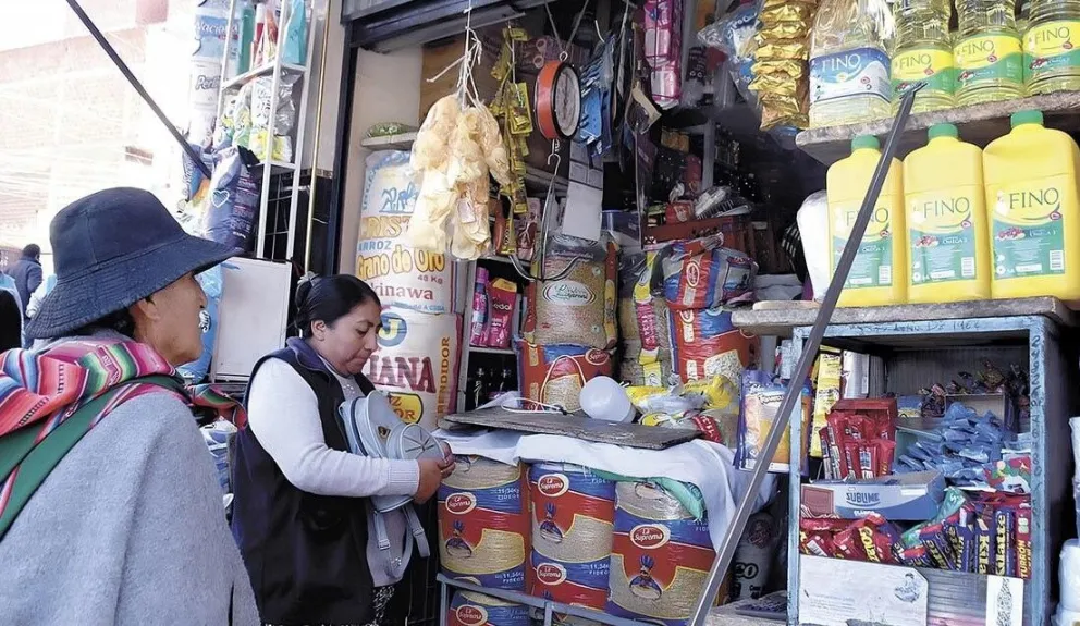 Oferta de aceite y otros alimentos en un centro de abasto de La Paz. foto: Abi
