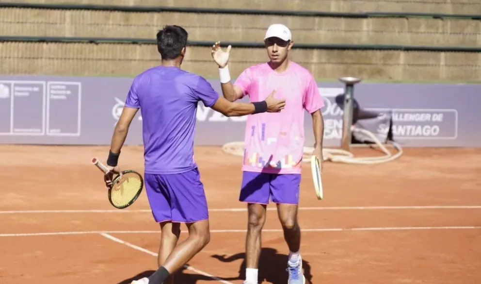 Arias (der.) y Zeballos se saludan en un anterior partido. Foto: Archivo Digital.