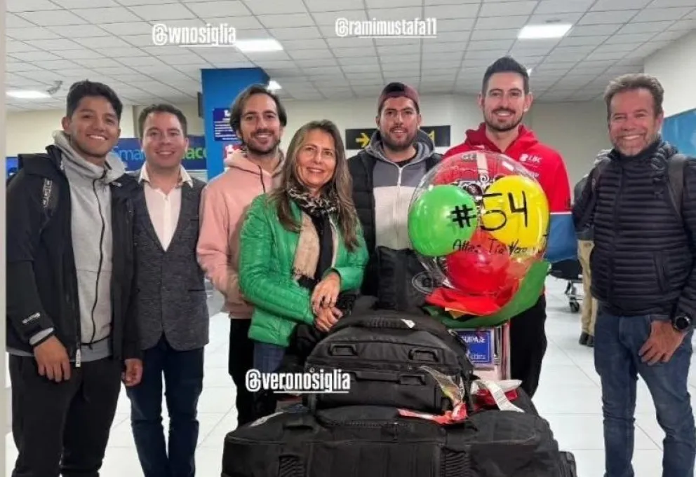 Daniel Nosiglia (de rojo) junto a su familia y amigos en El Alto. Foto: Prensa Nosiglia.