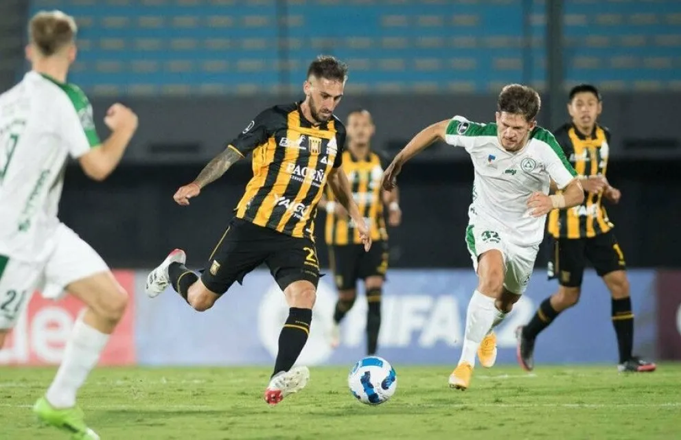 Luciano Ursino domina la pelota en el partido con Plaza Colonia de 2022, que se jugó en el estadio Centenario. Foto: Conmebol