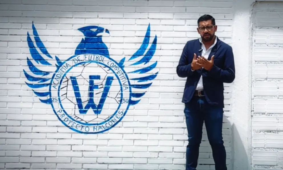 El exfutbolista junto al logo de su academia. Foto: Wálter Flores.