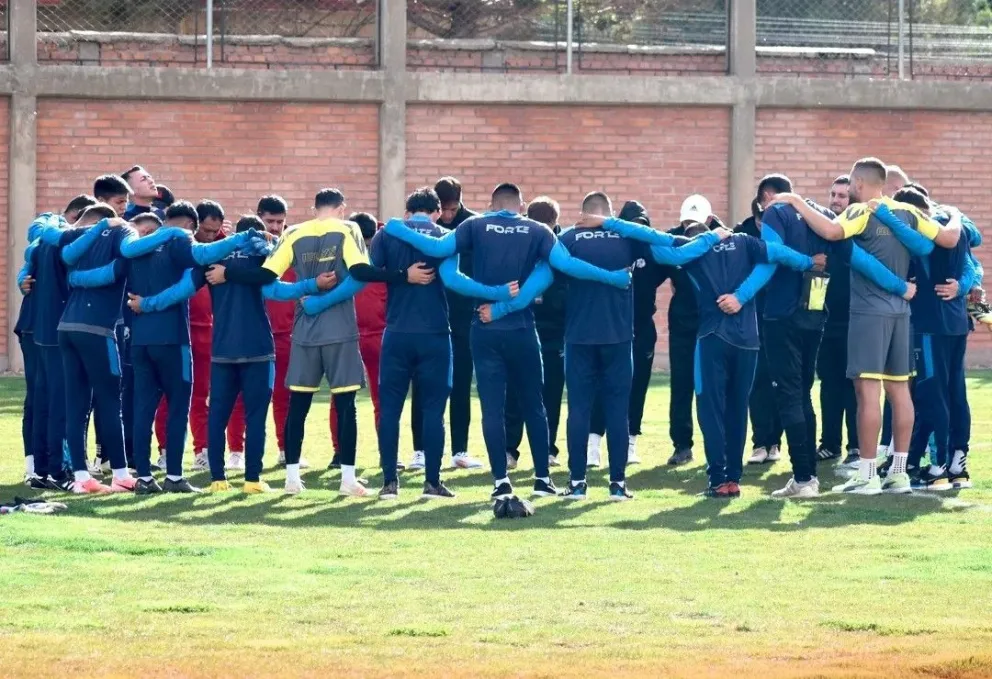Jugadores y cuerpo técnico de Nacional Potosí reunidos antes de iniciar un entrenamiento. Foto: club Nacional Potosí