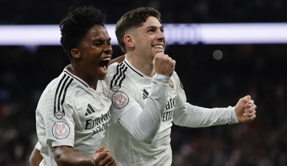 Los madridistas Endrick (izq.) y Valverde festejan por el triunfo merengue. Foto: EFE.