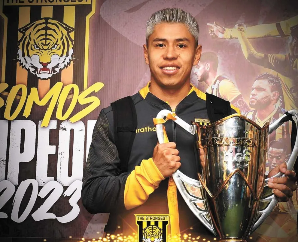 Con el trofeo que The Strongest ganó en 2023 tras coronarse en el torneo de la División Profesional.