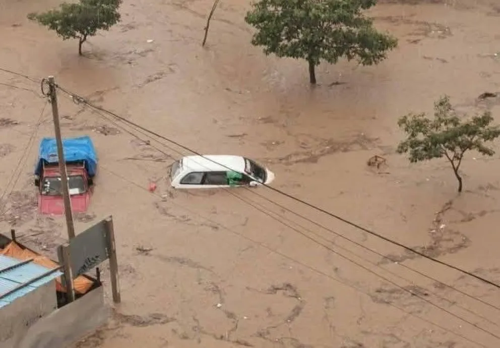 En las avenidas bajo el agua quedaron atrapados varios vehículos. Foto: RRSS