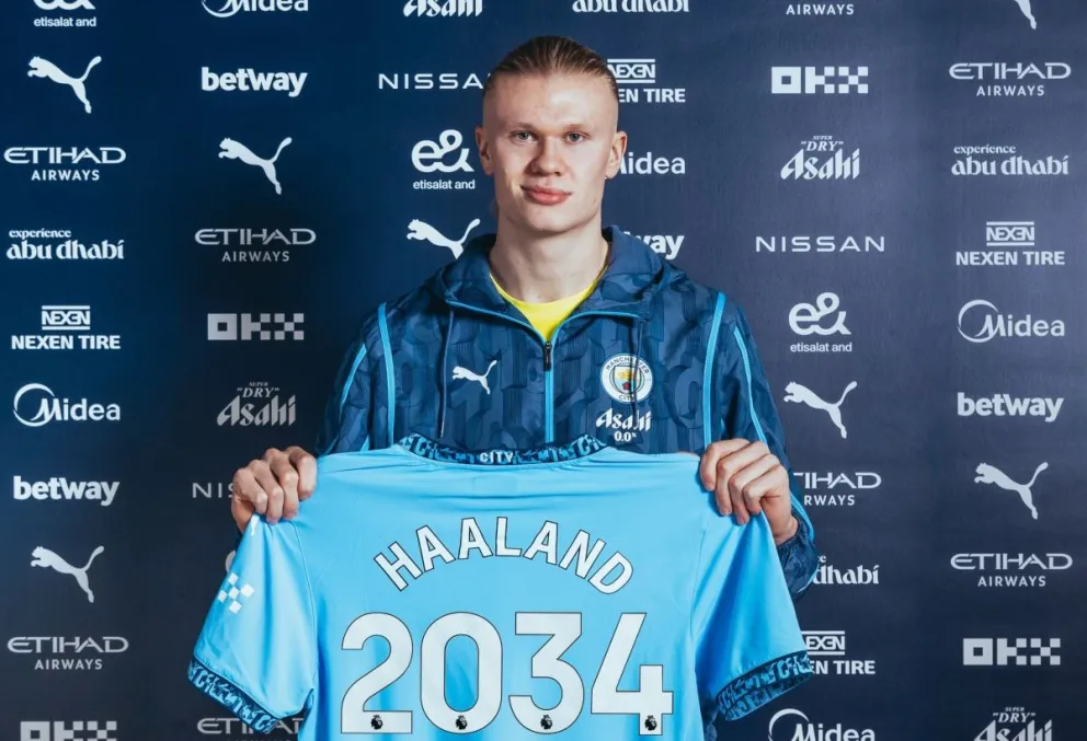 Haaland sostiene la camiseta del City con el número 2034. Foto: Manchester City.