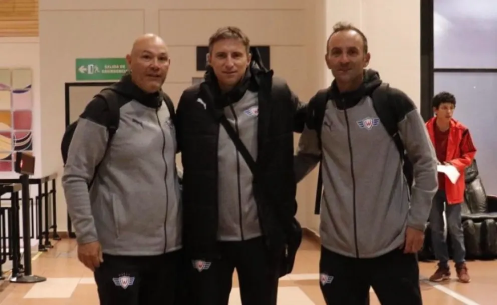 El cuerpo técnico del cuadro Aviador previo a su viaje a Perú. Foto: Wilstermann.