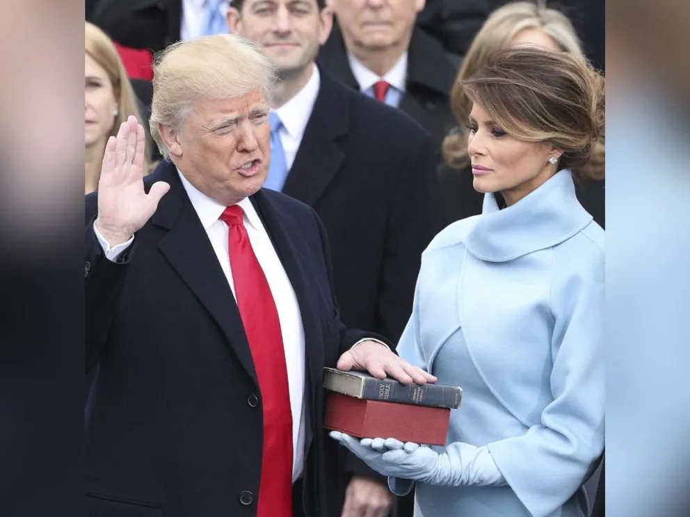 Trump cuando juró en 2020, sobre dos biblias, acompañado por su esposa Melania. Foto: EFE