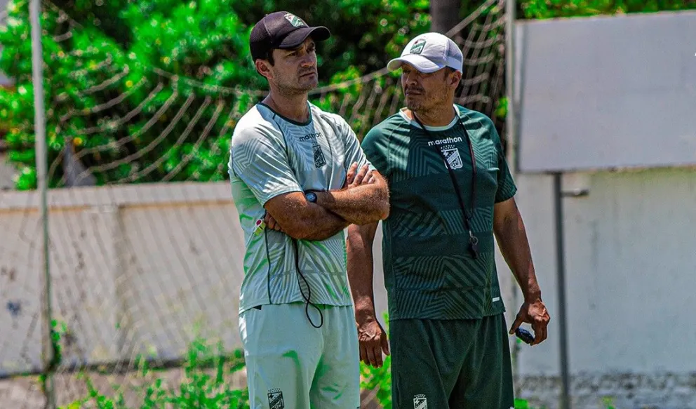 Joaqui Monasterios (izq.) junto a uno de sus colaboradores en una práctica anterior. Foto: club Oriente Petrolero