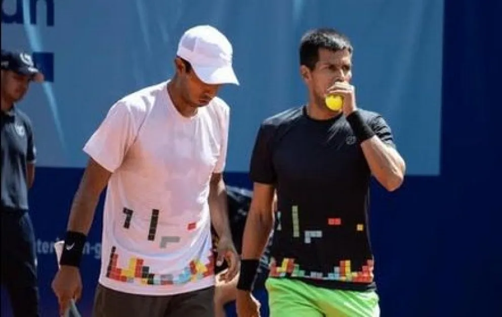 Arias (izq.) y Zeballos en un pasado partido. Foto: Archivo Digital.