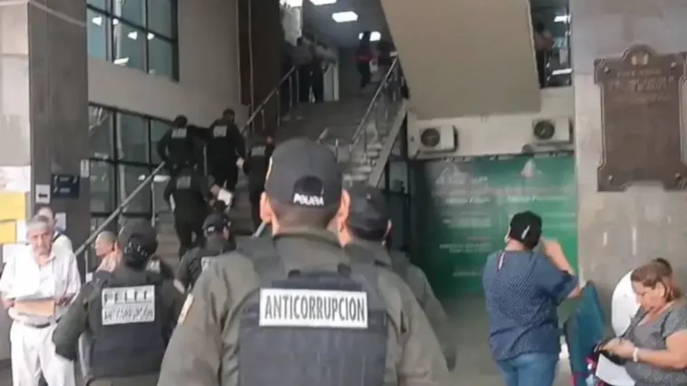 Efectivos de la Policía en instalaciones de DDRR en la ciudad de Santa Cruz. Foto: ABI
