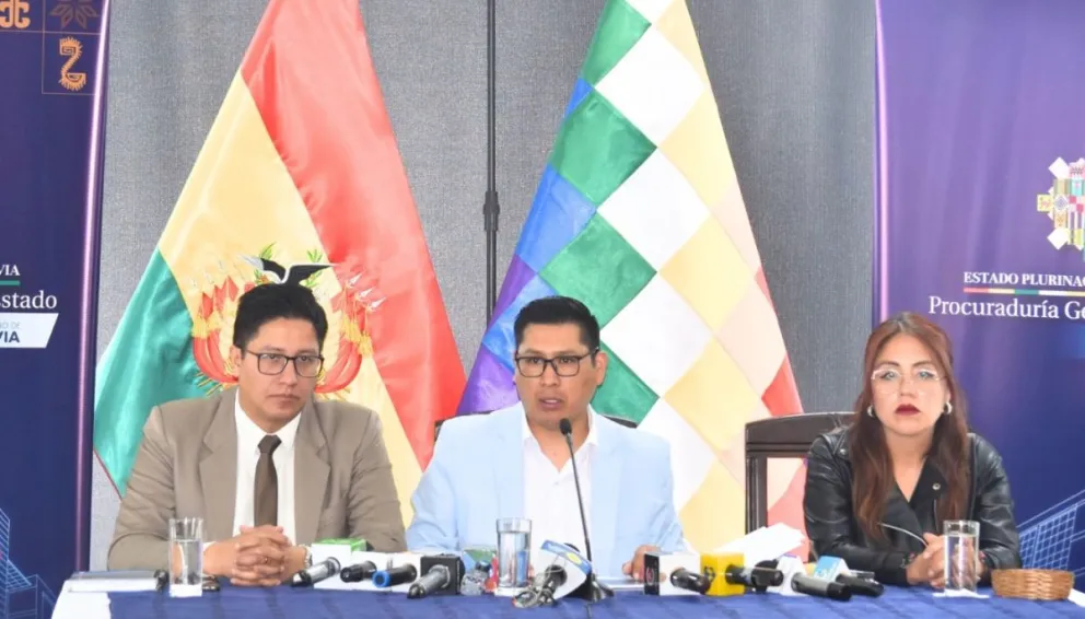 Ricardo Condori, procurador general del Estado, (centro). Foto: PGE
