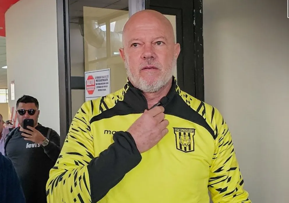 Antonio Carlos Zago con el buzo del Tigre en el aeropuerto de El Alto. Foto: club The Strongest

