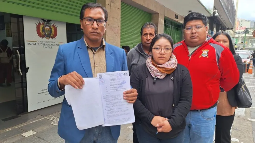 El concejal Alfonso Gutiérrez y la presidenta del Concejo Municipal, Lizeth Villagomez, el día que presentaron la denuncia en la Fiscalía. Foto: Carlos Quisbert
