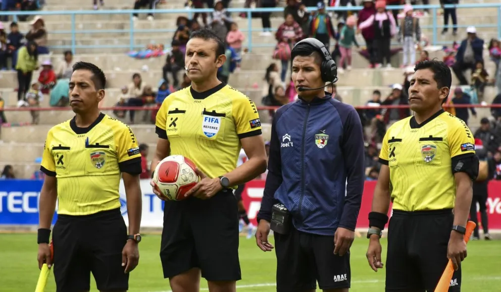 Un cuarteto arbitral antes de la disputa de un partido de la temporada 2024. Foto: Archivo APG
