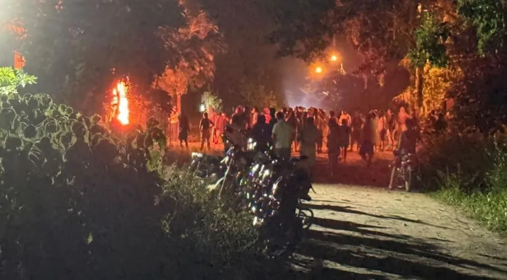 Una turba de personas golpearon a seis policías y saquearon el Comando Regional de la Policía, en Yapacaní. Foto: Captura de video.