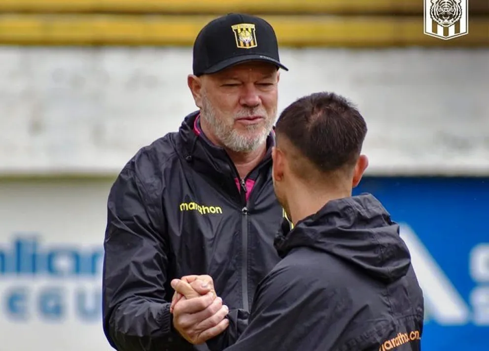 Zago saluda a uno de los jugadores en su primer entrenamiento. Foto: TS