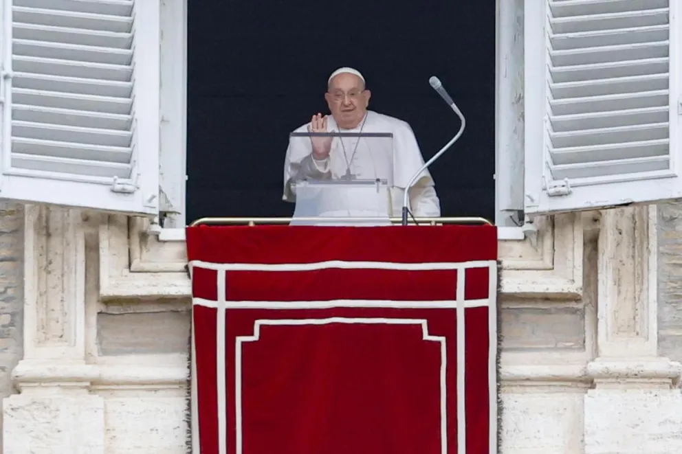 El papa Francisco dirige la oración del Angelus, la oración tradicional del domingo. Foto: EFE