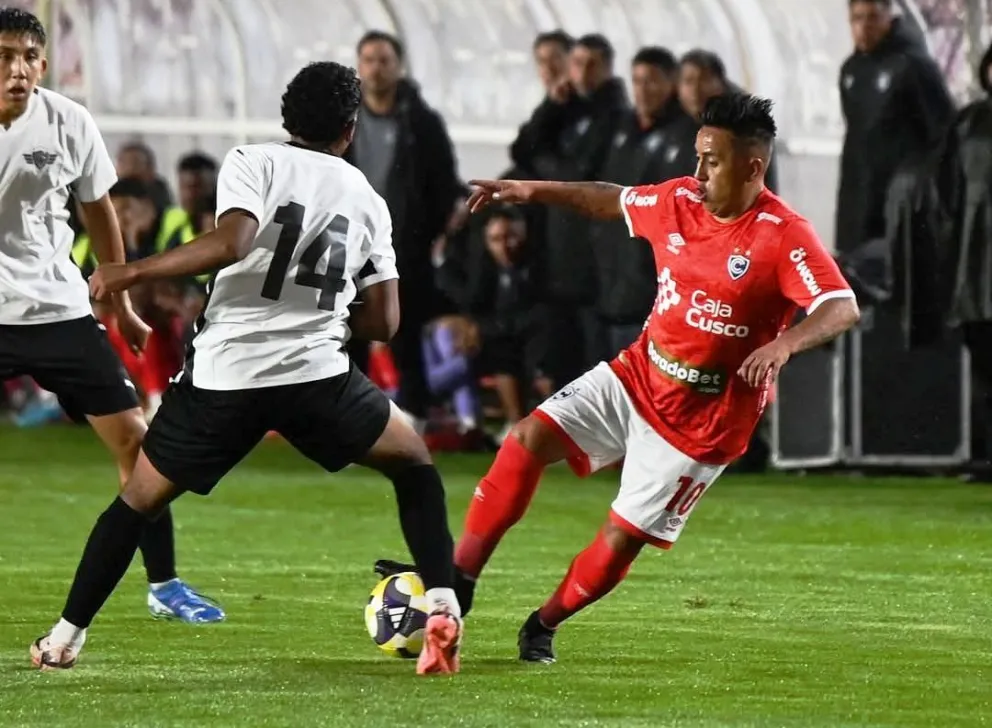 Cueva elimina a un par de jugadores de Wilstermann en el Cusco. Foto: OD Más que Fútbol