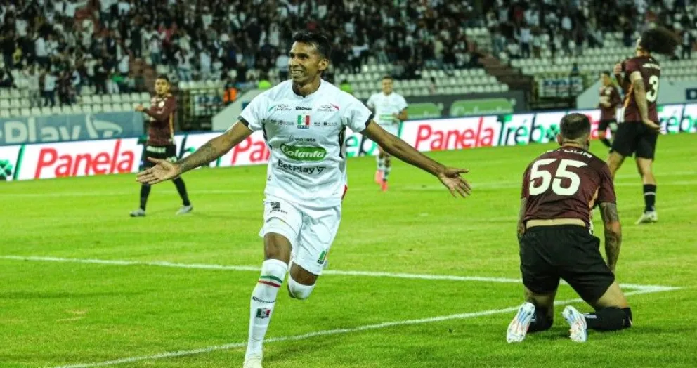 la celebración de Gilbert Álvarez por el gol del triunfo. Foto: La Patria de Manizales.