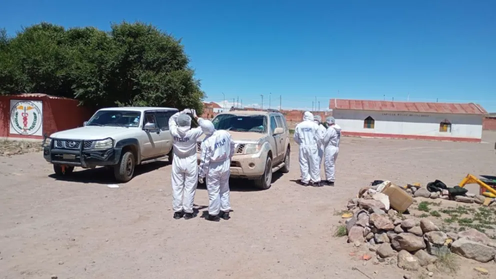 Peritos inspeccionan el vehículo implicado en el homicidio de un joven en Oruro. Foto: Fiscalía
