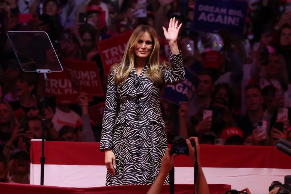 Melania Trump e una imagen del 27 de noviembre de 2024. Foto: EFE
