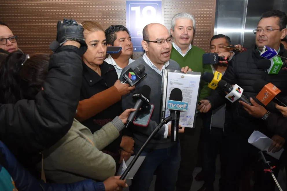 El diputado de Creemos, Erwin Bazán, en un contacto con la prensa. Foto: APG