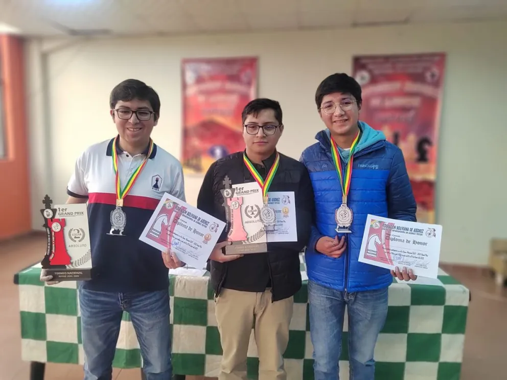 Premiación del podio masculino. Foto: Federación Boliviana de Ajedrez.