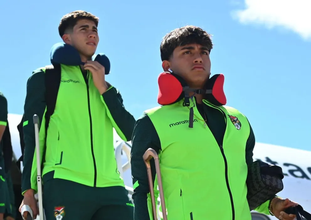 Oscar López (izq.) y Patrick Rodríguez, jugadores bolivianos, nacidos en España, a su arribo a Venezuela. Foto: FBF
