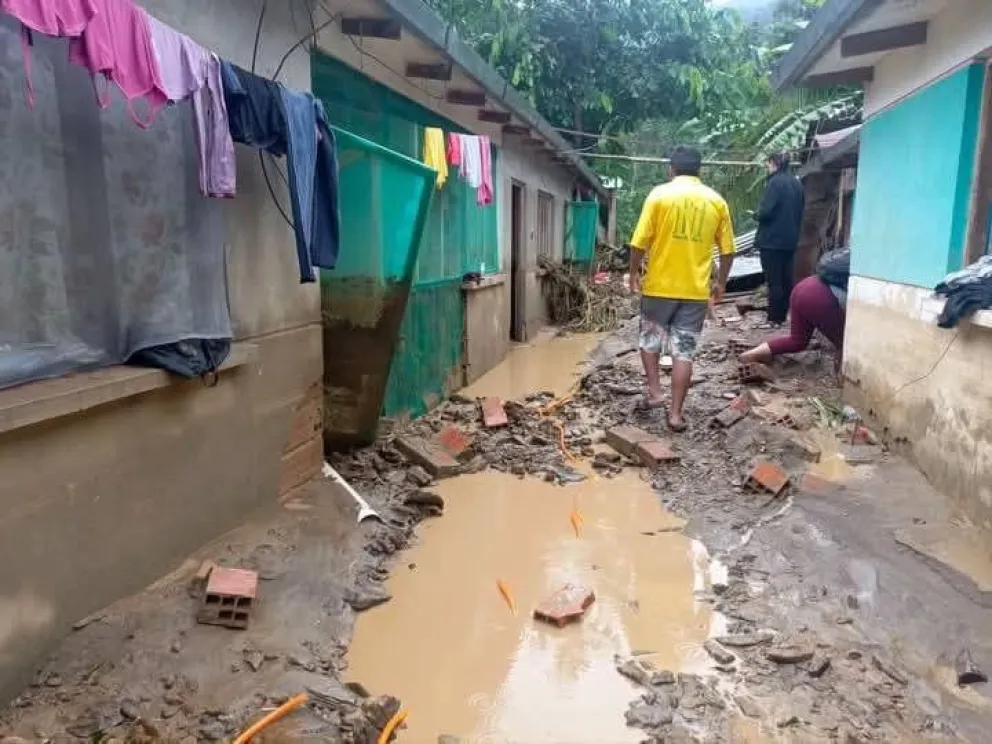 El río Jatunkollo amenaza a la a población de Taipiplaya, hay casas afectadas. Foto: Los Yungas Informa 