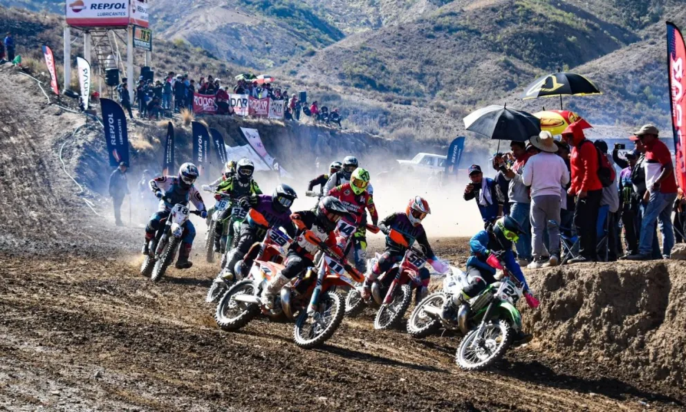 Varios pilotos en una pasada competencia de motos. Foto: Federación Boliviana de Motociclismo.