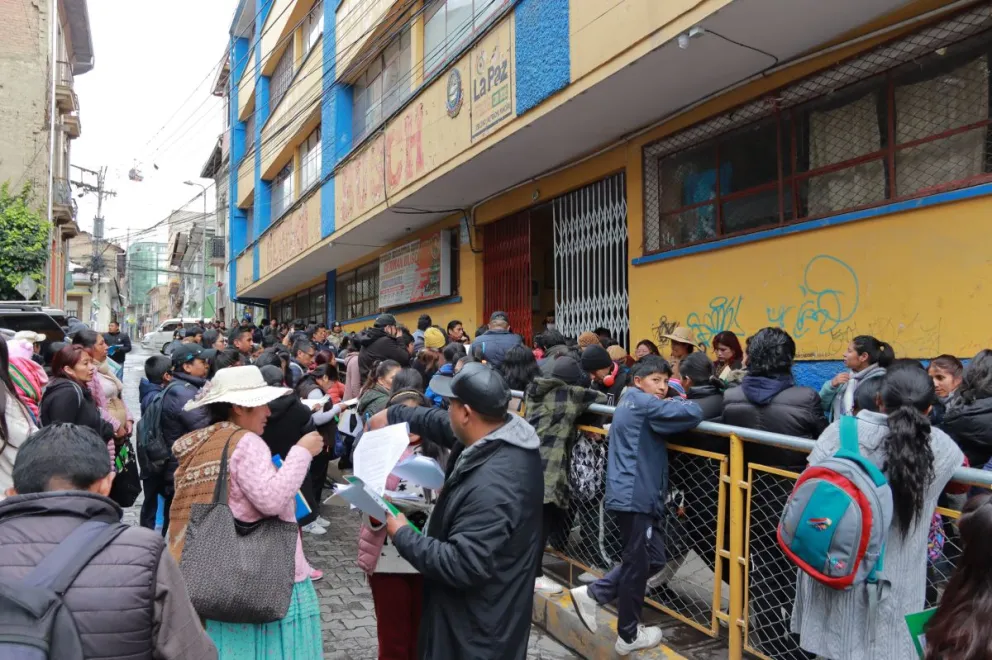 Los padres de familia amanecieron en unidades educativas para inscribir a sus hijos. Foto. APG