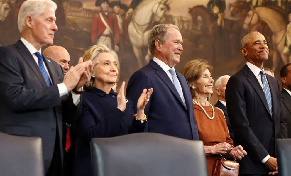 Clinton y Bush con sus esposas y Barack Obama solo, este lunes. Foto: CNN