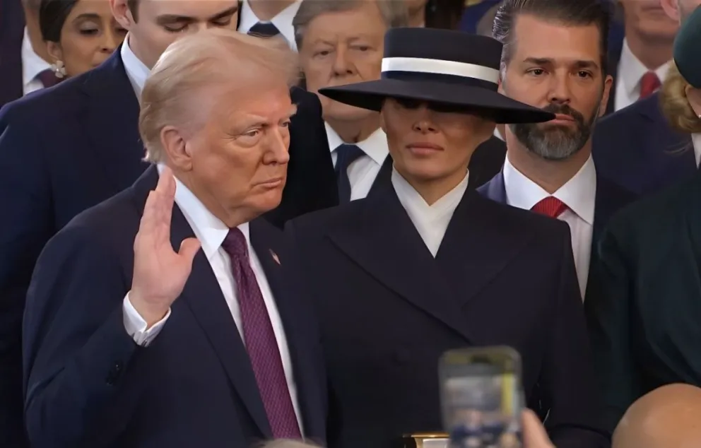 Donald Trump al momento de jurar este lunes. Foto: Captura de video