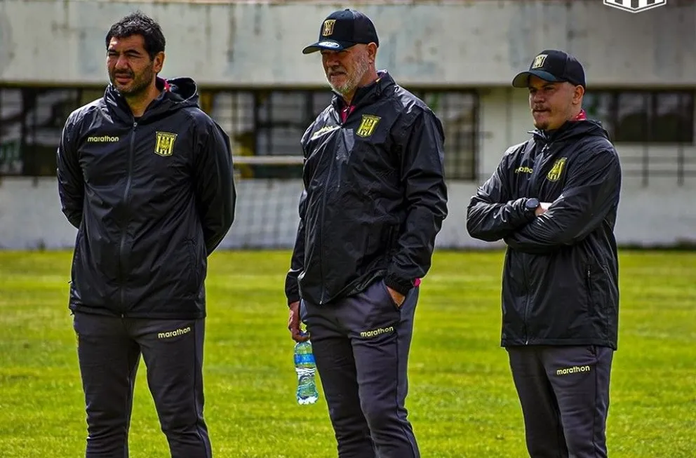 Antonio Carlos Zago (centro) junto a Javier Mouriño y su hijo Giancarlo en Achumani. Foto: club The Strongest