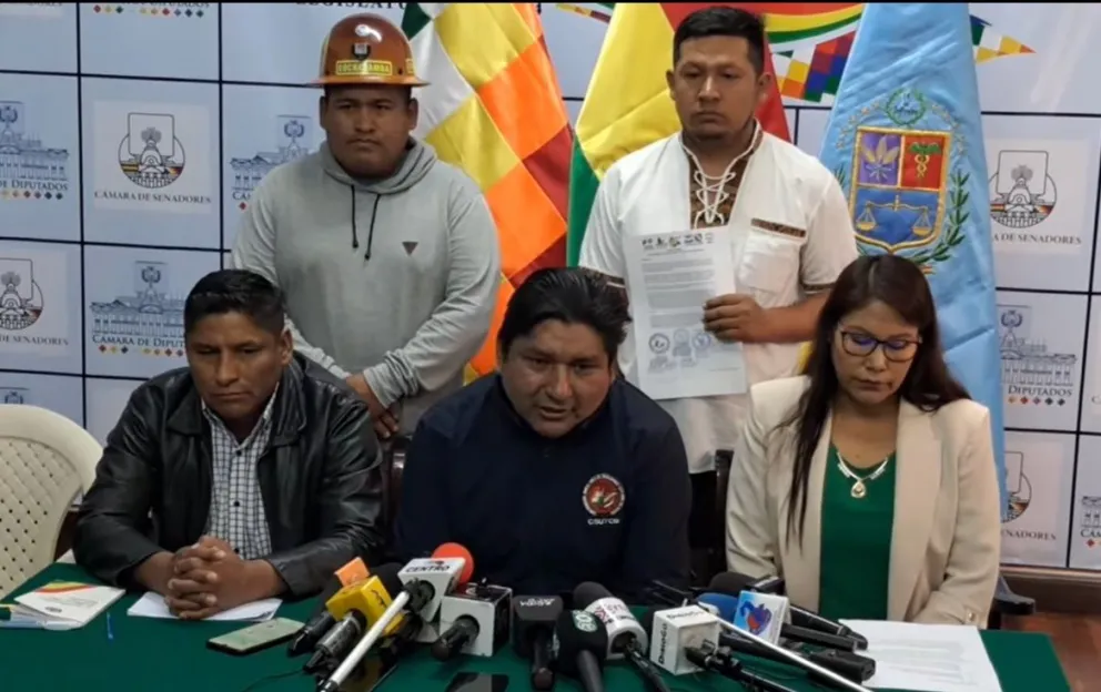 Legisladores y dirigentes del MAS del ala evista en conferencia de prensa en la Cámara de Senadores