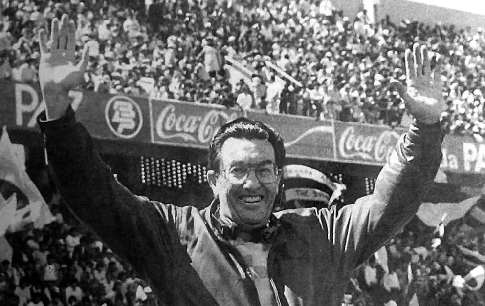 Mario Mercado saluda a la gente, en el estadio, previo a un partido. Foto: Colección Julio Mamani.