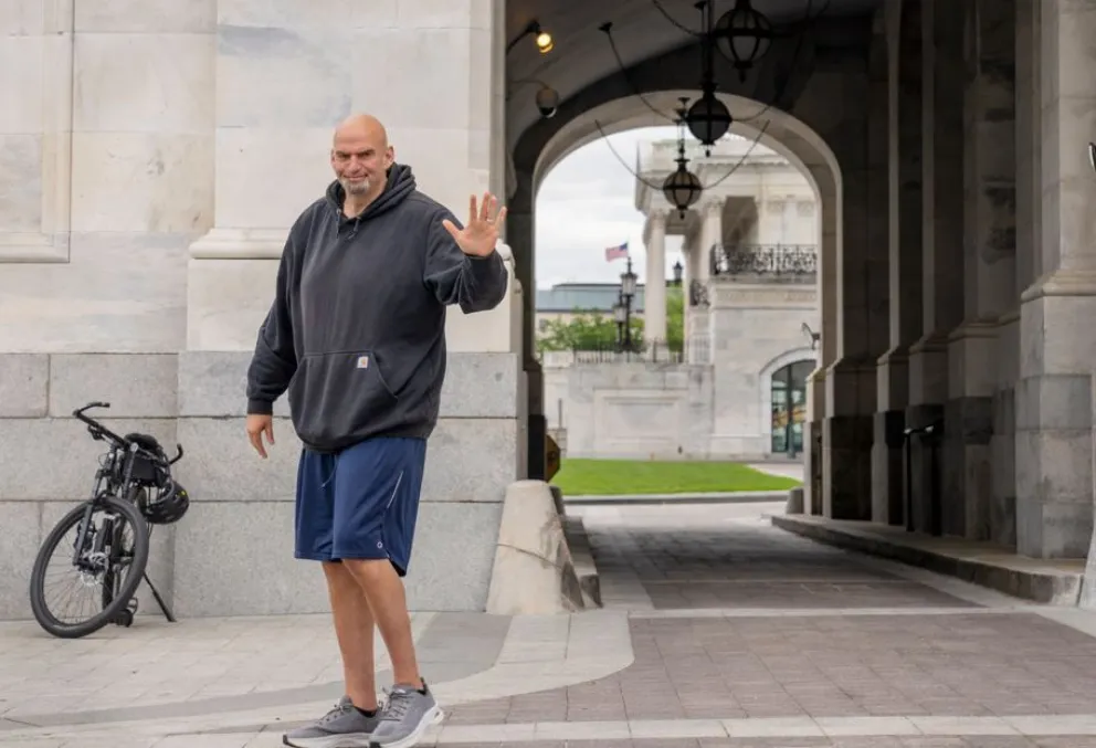 El senador demócrata John Fetterman con su vestimenta casual en la juramentación de Trump. Foto: RRSS