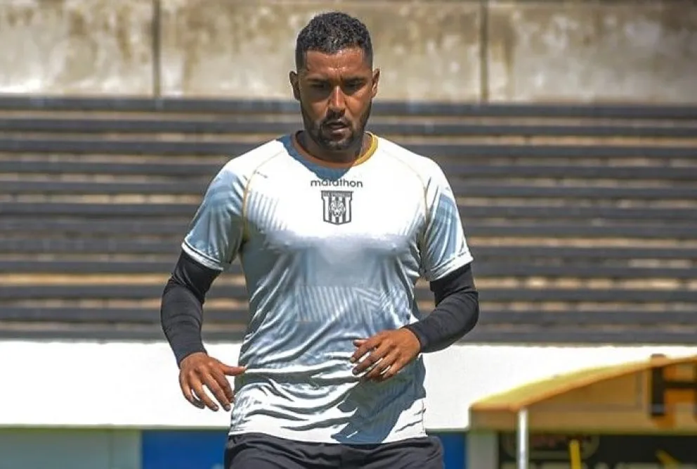 Adrián Jusino, defensor del Tigre, en uno de los entrenamientos de pretemporada. Foto: club The Strongest